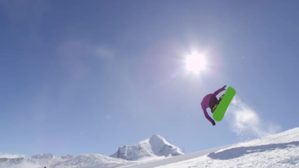 Slow Motion Giovane Snowboarder Professionista Che Cavalca Mezza Pipa Grande — Video Stock