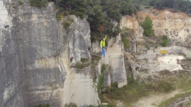 Aerial Cerrar Volando Por Encima Resaltador Extremo Caminando Largo Highline — Vídeos de Stock