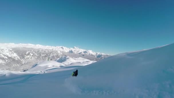 Ακολουθήστε Κοντά Ευτυχισμένος Snowboarder Διασκέδαση Snowboarding Backcountry Μια Ηλιόλουστη Χειμωνιάτικη — Αρχείο Βίντεο