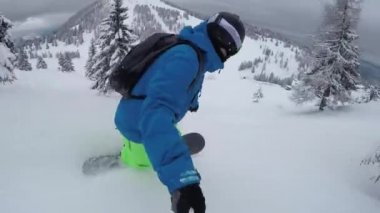 Yakın: kötü bir şekilde taze toz karda güzel karlı dağ ve falls sürme aşırı snowboard. Freeride snowboard snowboard ve dağ kayak merkezinde mükemmel toz karda çöküyor