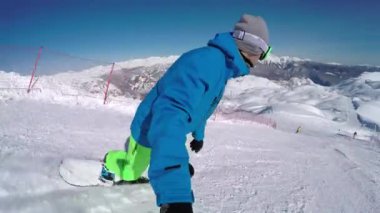 Selfie: mutlu snowboard snowboard tornalama ve mükemmel hız Kayak yokuş aşağı dağ kayak merkezi bakımlı. Genç snowboard eğleniyor karlı kış sürme.