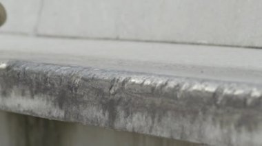 Ağır çekim Dof aşırı yakından: Beton Bank Street üzerinde kayma ve düşme tanınmaz kaykaycı. Kaykay, hüner ve düşen kapalı bir paten bileme işi patencinin bacaklar closeup