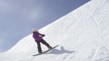 Ağır çekim: büyük dağ kar Park'ta yarım boru sürme, halfpipe duvardan ve güneş üzerinde atlama, hile ve rotasyonlar kapmak ile güneşli kışın gerçekleştirme genç pro snowboarder