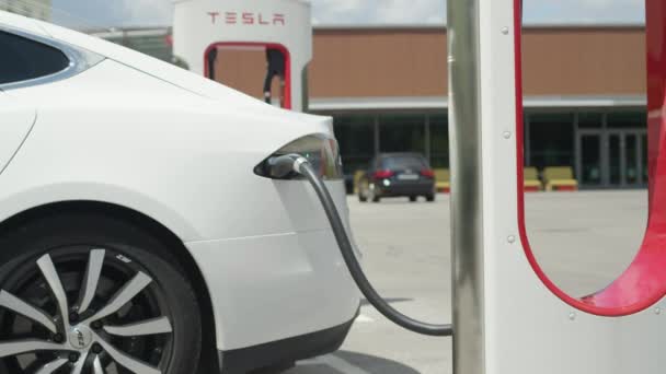 特斯拉自主汽车 2016年7月10日 白特斯拉自主电动车在增压充电站充满能量 新时代技术豪华车充电充电电池 — 图库视频影像