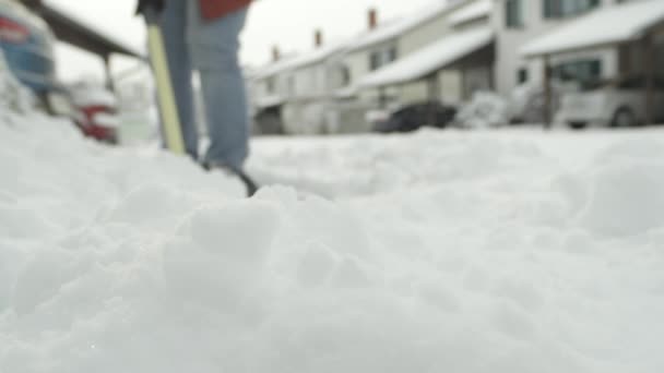 慢动作关闭剂量 铲从街道上手动白雪铲子和清理冻结路径 冬季工作和清除深雪毯 扔在路上 — 图库视频影像