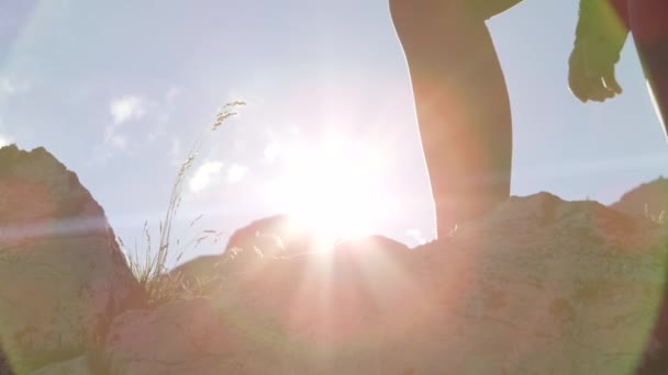 Slow Motion Close Low Angle View Coraggiosa Dura Alpinista Donna — Video Stock