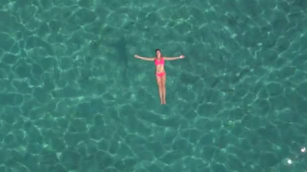 Distância Aerial Ajuste Bronzeamento Sol Menina Caucasiana Relaxante Descansando Água — Vídeo de Stock