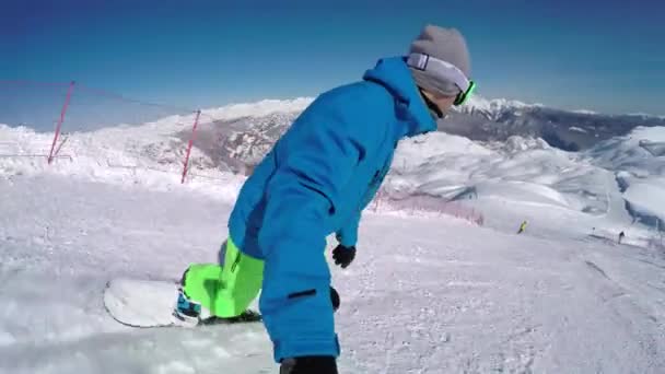 Selfie Happy Snowboardåkare Snowboard Ner Skidbacken Svarvning Och Fortkörning Perfekt — Stockvideo