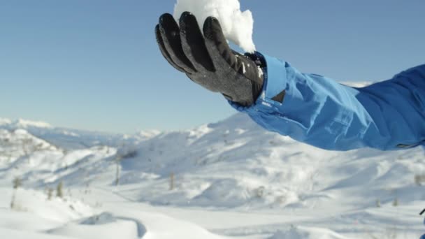 Portrait Slow Motion Close Joyeux Snowboarder Jetant Neige Fraîche Air — Video