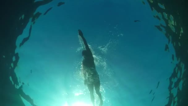 水中の低角度のビューをスロー モーションすぐ 見事な日当たりの良い夏の日に驚くべき外洋筋肉男泳法フリー スタイルに合います 透明な水と海の表面を貫通日光 — ストック動画