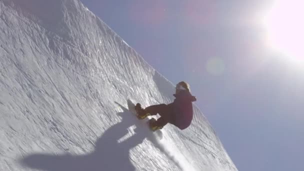 慢动作 年轻临滑雪板骑半管在大山雪公园 在阳光明媚的冬天表演喷 Halfpipe 墙唇的把戏 — 图库视频影像