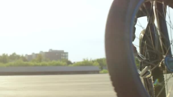 Low Motion Fechar Extremo Bmx Motociclista Andar Bicicleta Saltar 360 — Vídeo de Stock