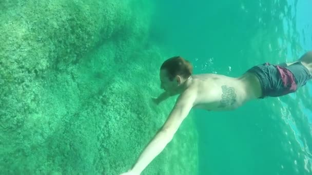 Slow Motion Chiudi Sotto Acqua Atletico Ragazzo Che Tuffa Esplora — Video Stock