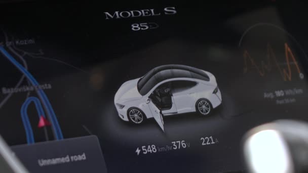 テスラ自律車 2016 革新的な計測技術テスラ モデル ダッシュ ボード表示で充電電池状態平均消費量 電圧と接続中にマップ — ストック動画