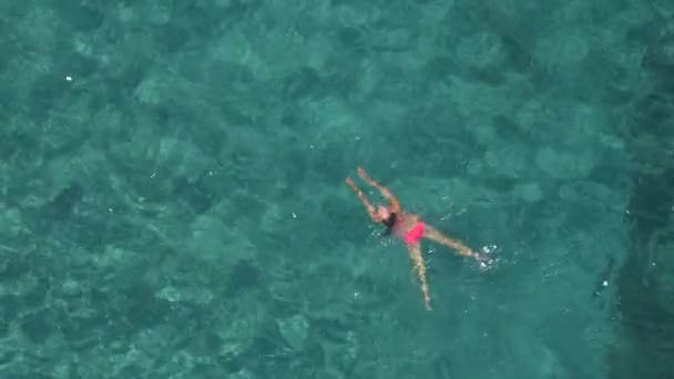 Anténa Atraktivní Mladá Žena Přijde Pro Vzduch Ponoření Plavání Pod — Stock video