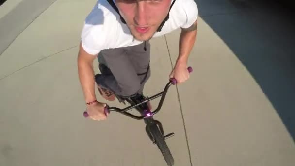초상화 닫습니다 극단적인 Bmx 자전거 여름에 햇볕이 공원에 트릭과 360 — 비디오