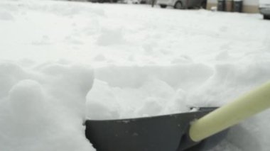 Ağır çekim, Close Up: sokakta el ile taze beyaz kar kürekle kürekle ve donmuş yolu temizlemek. Kış iş ve derin karlı battaniye, kazma, scooping, uzağa atma kaldırılması