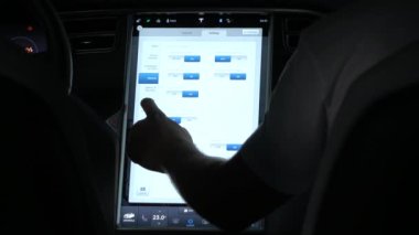 Tesla özerk araba-10 Temmuz 2016: yolcu Tesla Model S elektrikli otomobil bilgisayar ekran ayarları'nda oluyor. Yenilikçi yazılım teknolojisi, sürücü konforlu sürüş sağlar