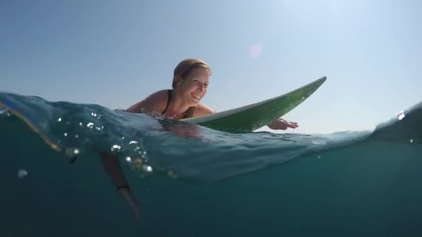 Moción Lenta Cerrar Agua Superior Feliz Surfista Femenina Acostada Tabla — Vídeo de stock