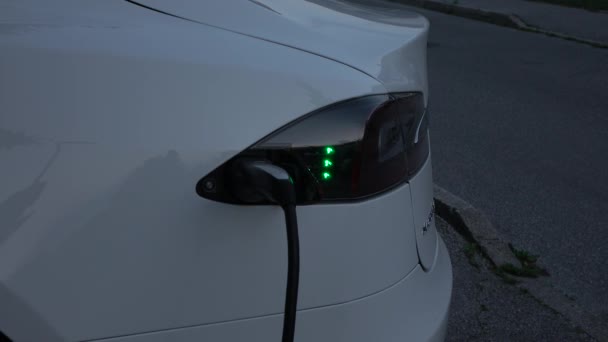 Zbliżenie Tesla Luksusowych Samochodów Elektrycznych Ładowanie Akumulatorów Domu Podwórku Podładowywanie — Wideo stockowe