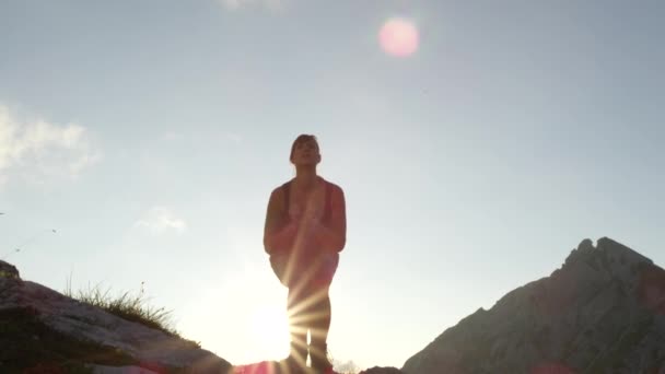 Весела Молода Жінка Стоїть Великій Скелі Вершині Гори Піднімає Руки — стокове відео