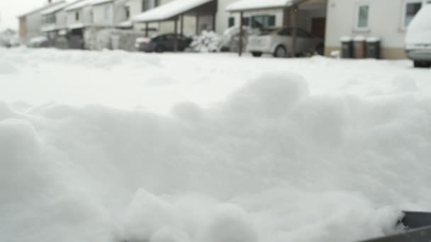 Movimiento Lento Cerrar Dof Paleando Manualmente Nieve Blanca Calle Con — Vídeos de Stock