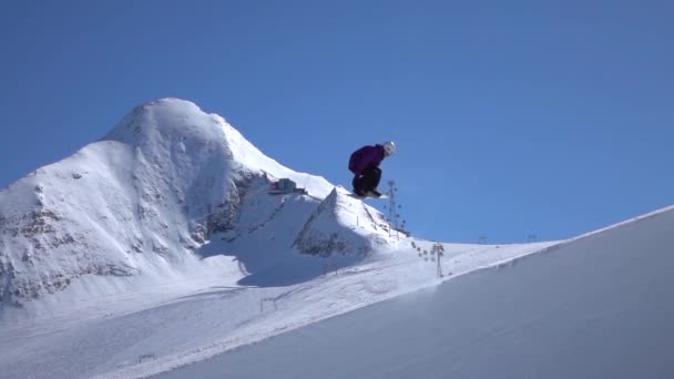 Slow Motion Jonge Pro Snowboarder Rijden Halve Pijp Grote Berg — Stockvideo