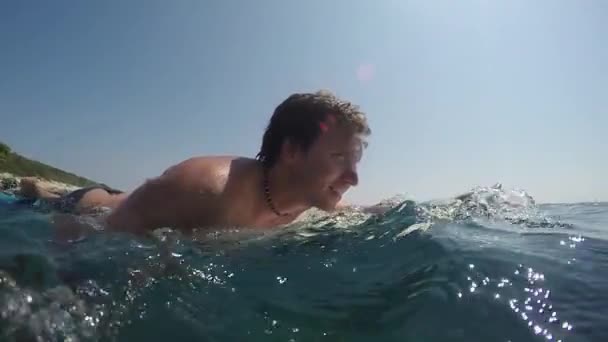 Slow Motion Halv Underwater Ung Man Paddling Ute Surfbräda Öppet — Stockvideo