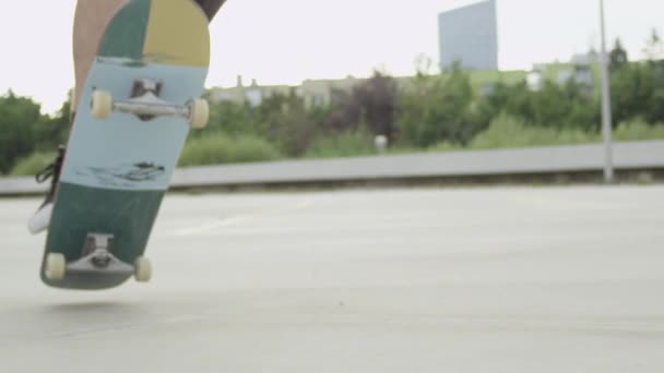 Slow Motion Close Skateboarder Skateboarding Salto Ollie Flip Trick Caer — Vídeo de stock