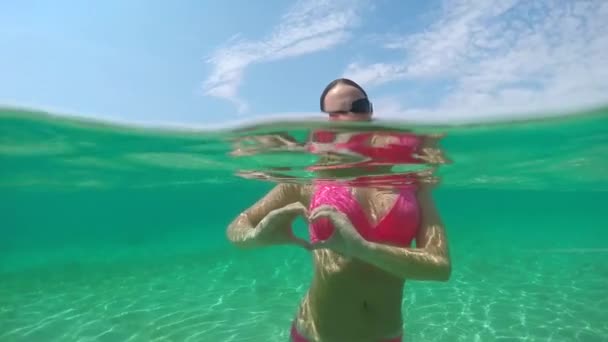 Slowmotion Close Onderwater Sportieve Prachtig Jonge Meisje Permanent Kristalheldere Emerald — Stockvideo