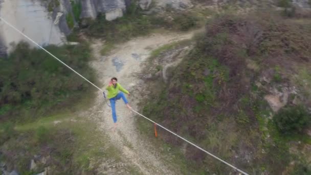 Antenne Nahaufnahme Extrem Highliner Sitzend Auf Langer Highline Über Verlassenen — Stockvideo