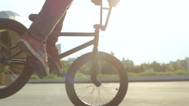 Movimiento Lento Cerrar Bmx Extremo Ciclista Montar Bicicleta Saltar Ollie — Vídeos de Stock