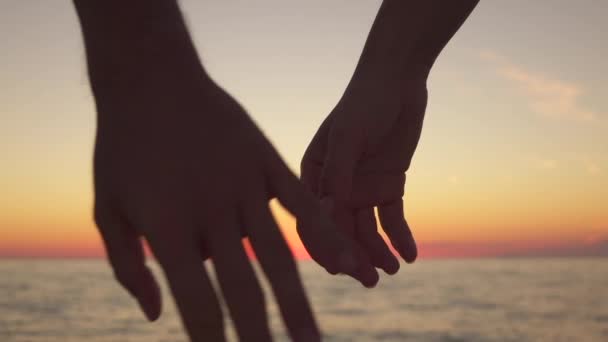 慢动作 深情的男友和浪漫的女友紧握双手交叉手指 在日落时在梦幻般的海边互相表现出爱 关怀和亲密的友谊 — 图库视频影像