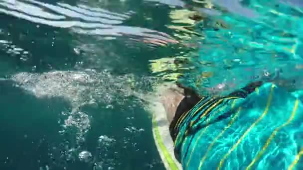 慢动作关闭半水下 年轻男子在冲浪板上 在清澈的开阔的海洋 男性冲浪者定位自己在令人惊叹的蓝色海排队在阳光明媚的海滨夏季假期 — 图库视频影像