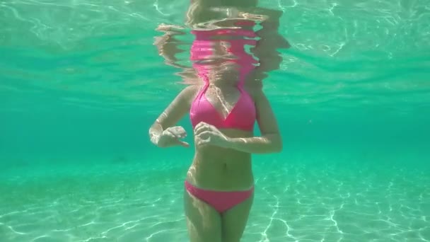 Slowmotion Close Onderwater Prachtige Passen Jong Meisje Permanent Kristalheldere Turquoise — Stockvideo