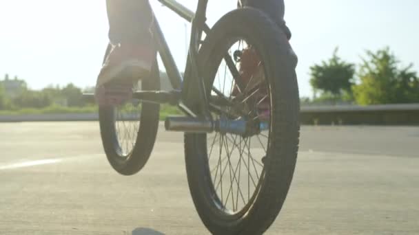 Ağır Çekim Yakın Çekim Bisiklete Binmek Güzel Yaz Günü Nollie — Stok video