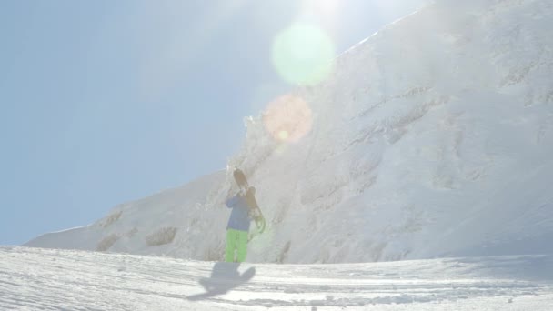 Snowboarder Extrema Caminhadas Subida Atingindo Cume Montanha Levantando Snowboard Orgulhosamente — Vídeo de Stock