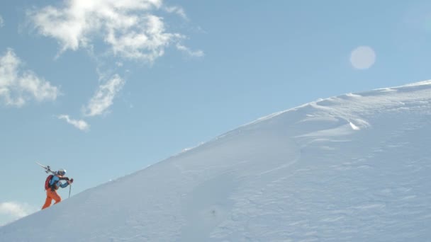冬で山の頂上に向かってパウダースノーで上り坂のハイキング フォーゲル スロベニア 2016 つの極度なスキーヤー バックカントリー マウンテン スキー リゾートの山頂に登るフリーライド スキーヤー — ストック動画
