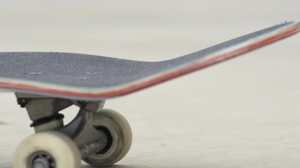 慢动作关闭 在阳光明媚的夏日 在水泥街道上 无法辨认的滑板滑板 滑板鞋站在甲板上与车轮旋转的极端特写 — 图库视频影像