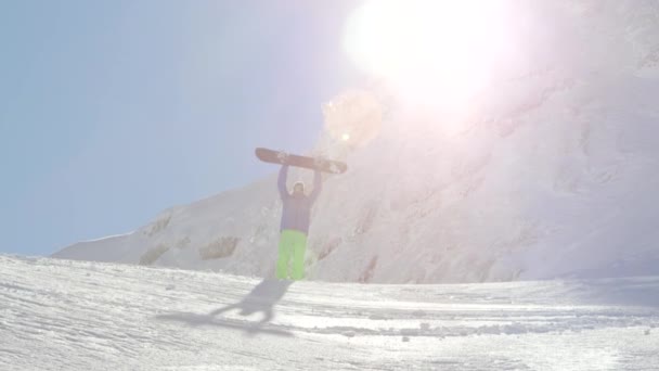 Extremado Snowboarder Senderismo Cuesta Arriba Llegando Cima Montaña Criando Snowboard — Vídeos de Stock