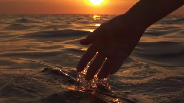 Low Motion Flose Dof Mulher Ensopando Mão Água Salgada Lisa — Vídeo de Stock