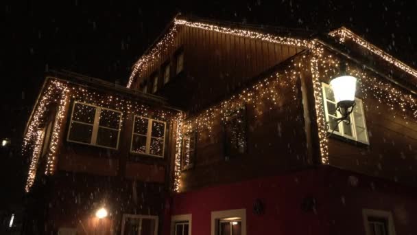 Zeitlupe Großaufnahme Großes Hölzernes Einfamilienhaus Geschmückt Mit Weißen Weihnachtslichtern Die — Stockvideo