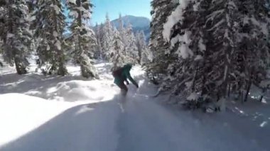 Yakın: güneşli kışın güzel karlı dağ taze toz karda binme genç kadın snowboard. Freeride snowboard kız bakırlı Dağı kayak merkezinde kapalı mükemmel toz karda snowboard.