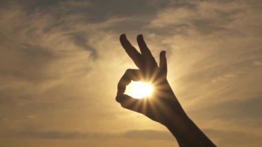 Ağır çekim Dof yakından: başparmak ve işaret parmağı, Dalış sinyal Tamam, gösterilen bağlanma jest tüm yapım iyi iyi, çünkü, iyi besindir. Sözsüz iletişim işaret ve sembolleri günbatımında yapma kadın