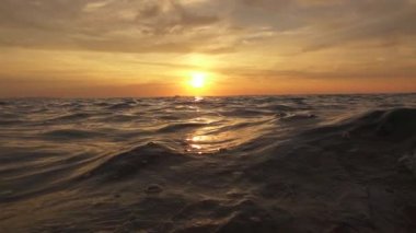 Yavaş, Close Up: Sevgili deniz büyülü altın günbatımında rüya gibi tropik adada dalgalanan üzerinde sallanan küçük Yelkenli tekne. Birbirleriyle swashing ve waterdrops sıçramasına büyük güçlü dalgalar