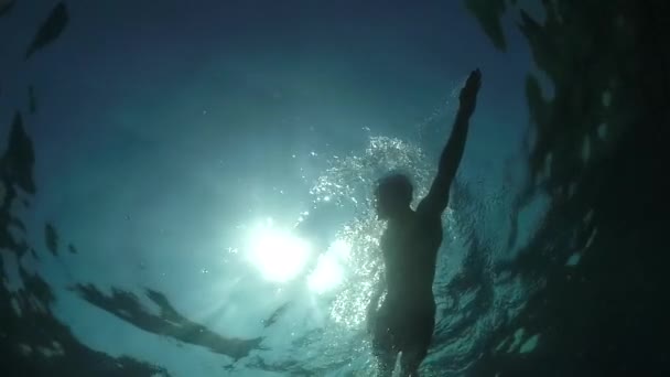 Slow Motion Close Underwater Low Angle View Muscular Guy Swimming — Stock Video