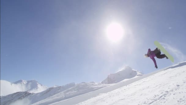 Moción Lenta Joven Snowboarder Profesional Que Monta Media Tubería Gran — Vídeo de stock