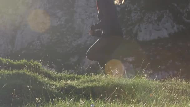 Slow Motion Närbild Aktiva Unga Kvinnliga Körs Uppförsbacke Bergen Vacker — Stockvideo