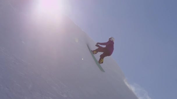 Slow Motion Jonge Pro Snowboarder Paardrijden Halve Pijp Grote Berg — Stockvideo