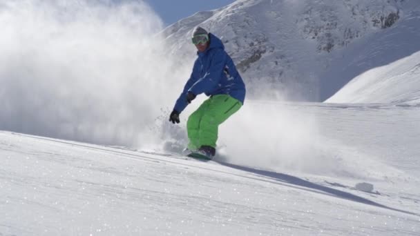 Ağır Çekim Yakın Çekim Güneşli Dağ Backcountry Kar Püskürtme Toz — Stok video
